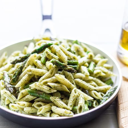 mini penne with spicy pesto + asparagus | theclevercarrot.com