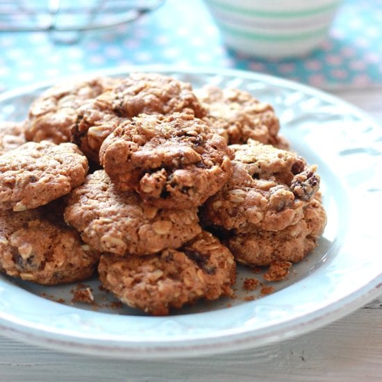 Gwyneth Paltrow's Oatmeal Raisin Cookies {Vegan} | theclevercarrot.com
