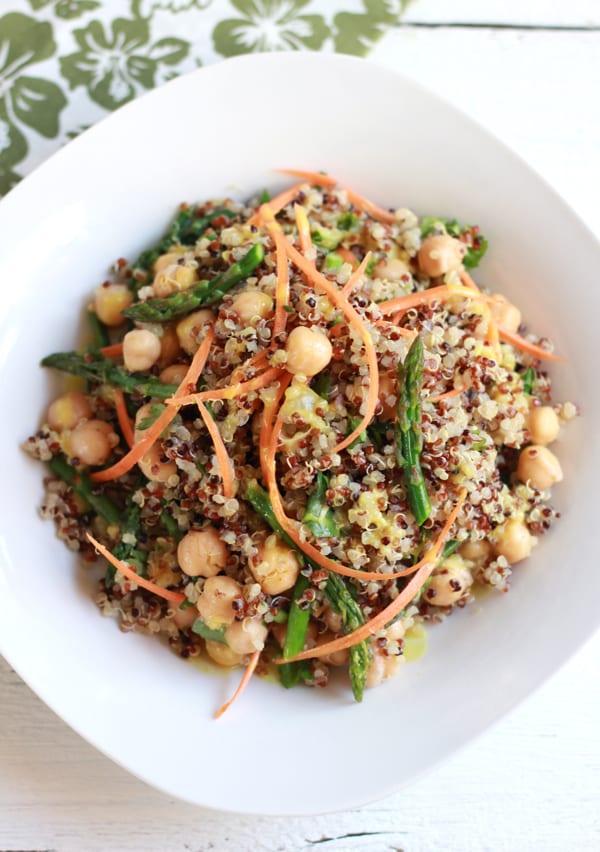 curried quinoa and asparagus salad | theclevercarrot.com