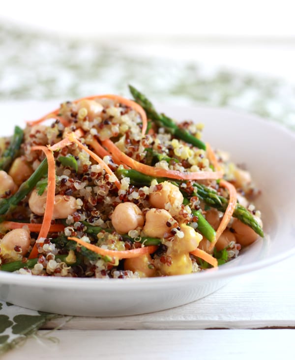 curried quinoa and asparagus salad | theclevercarrot.com