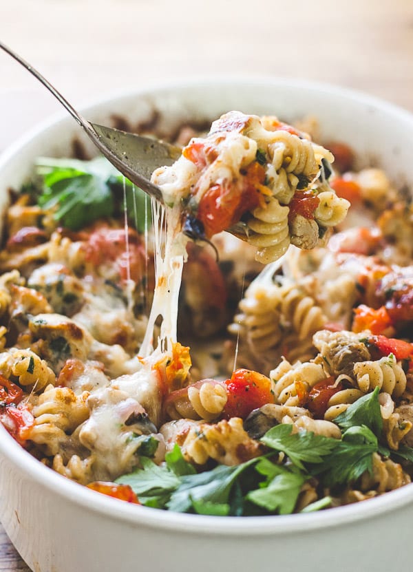 Mediterranean Chicken Pasta Bake | theclevercarrot.com