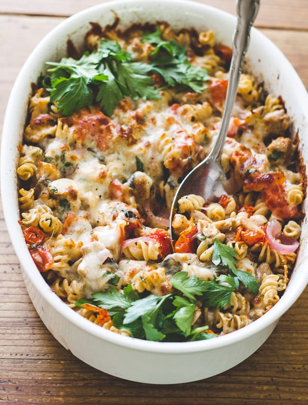 Mediterranean Chicken Pasta Bake | theclevercarrot.com