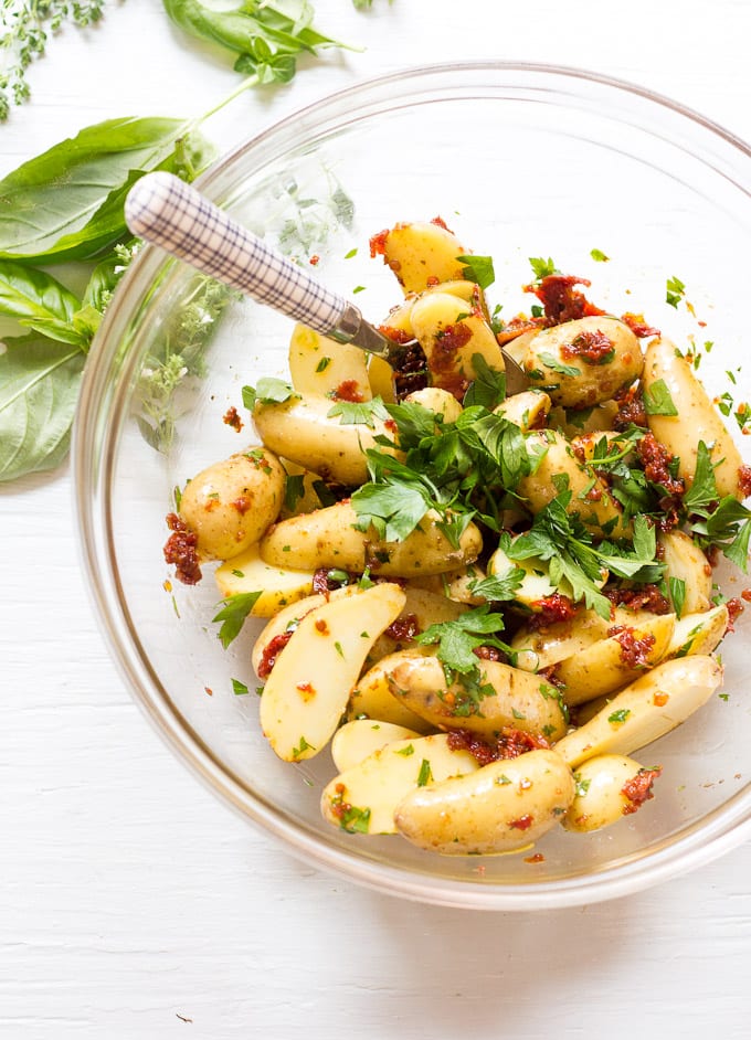 fingerling portato salad with sun-dried tomato basil vinaigrette | theclevercarrot.com