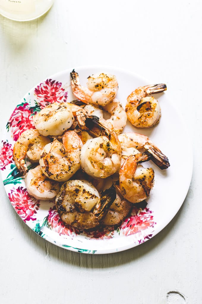 garlicky grilled shrimp | theclevercarrot.com