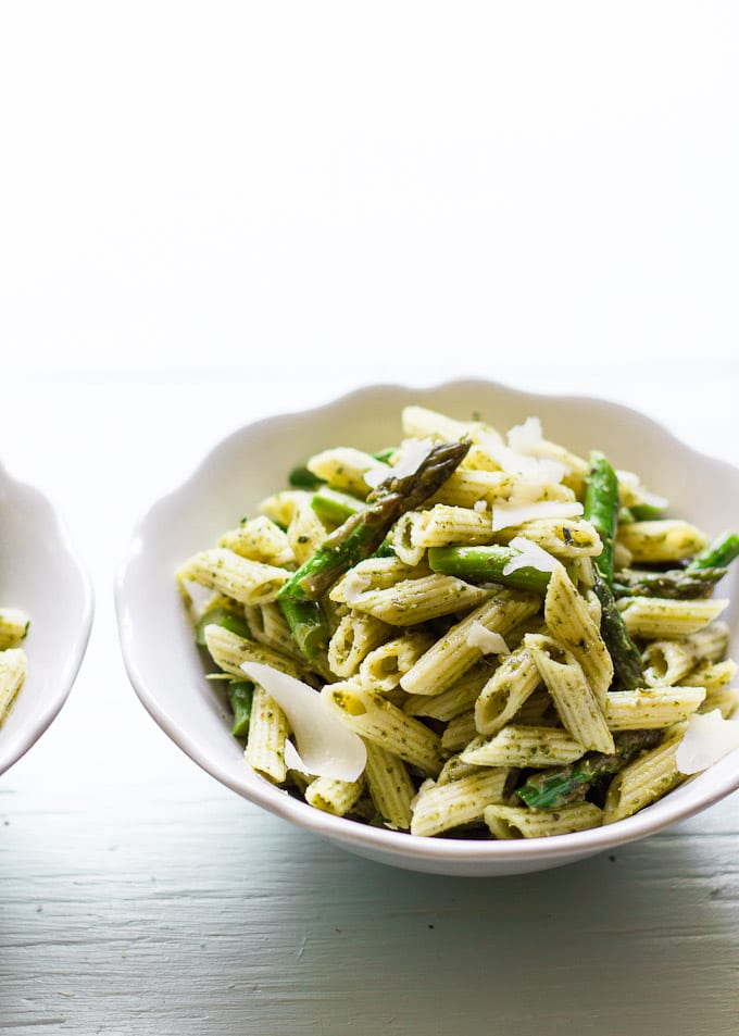 mini penne with spicy pesto + asparagus | theclevercarrot.com