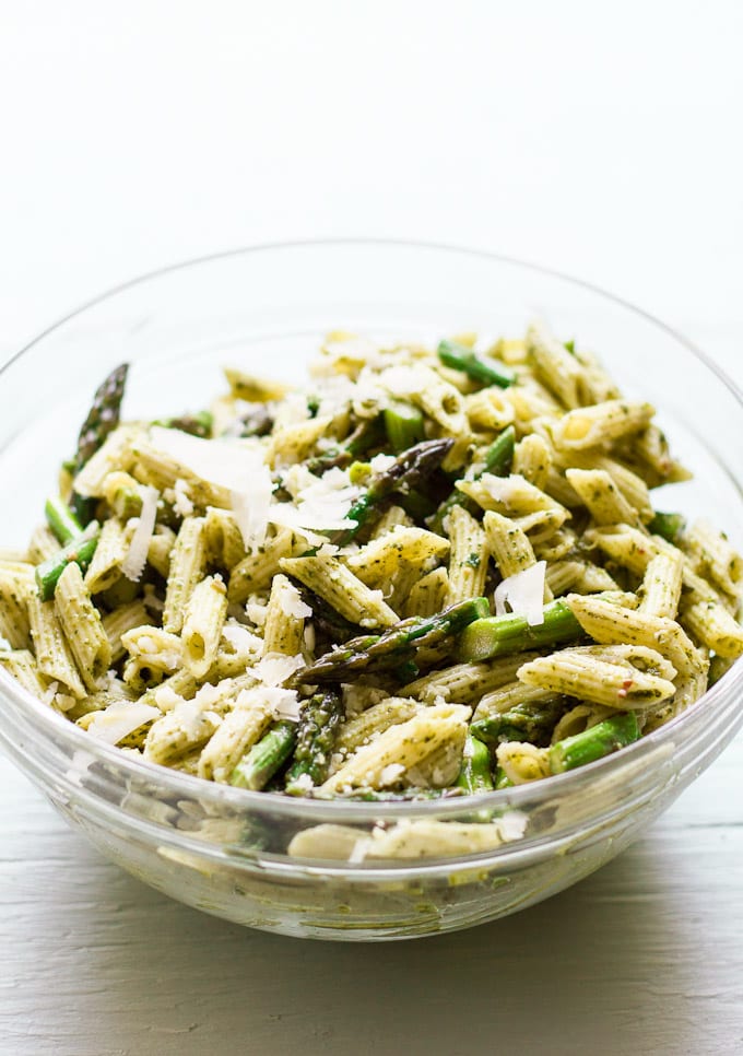 mini penne with spicy pesto + asparagus | theclevercarrot.com