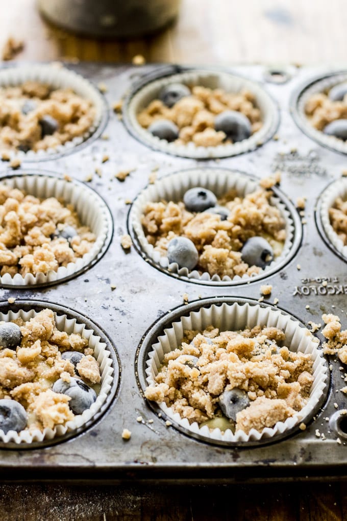 buttermilk blueberry crumb muffins - theclevercarrot.com