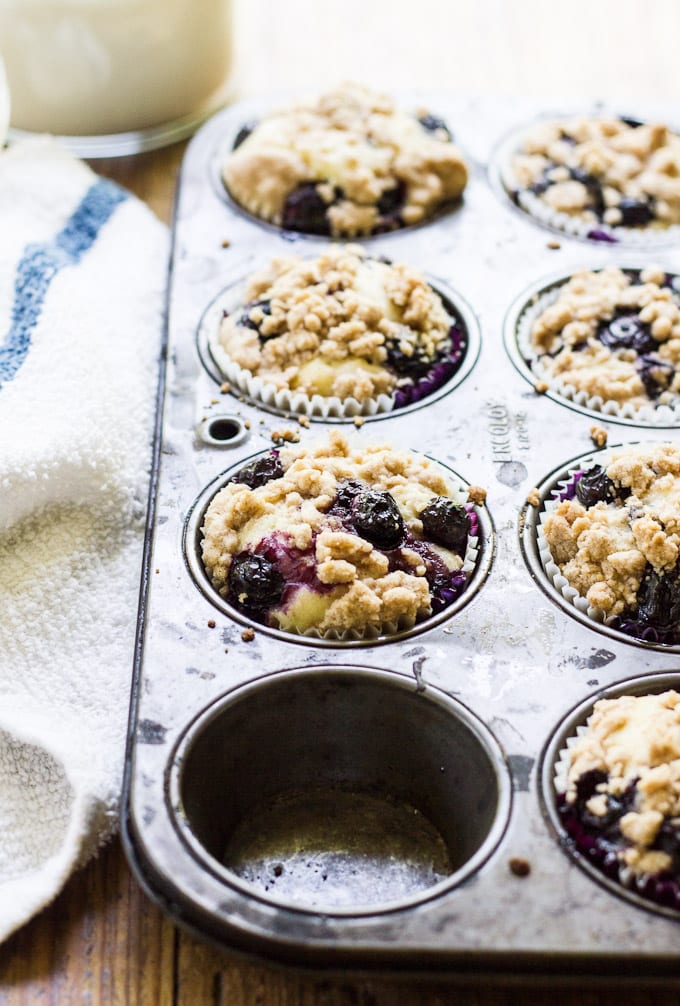 buttermilk blueberry crumb muffins | theclevercarrot.com