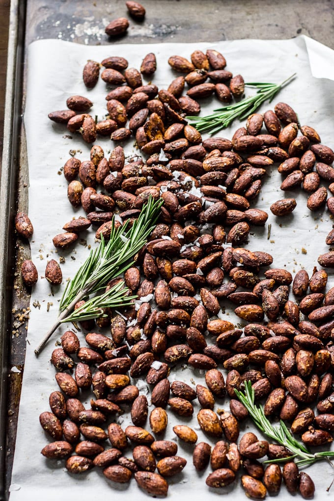 rosemary roasted almonds | theclevercarrot.com