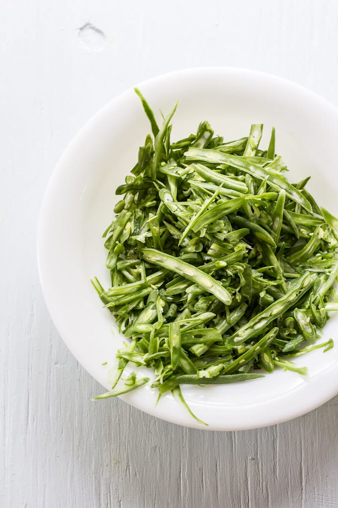 how to french-cut green beans like a pro | theclevercarrot.com