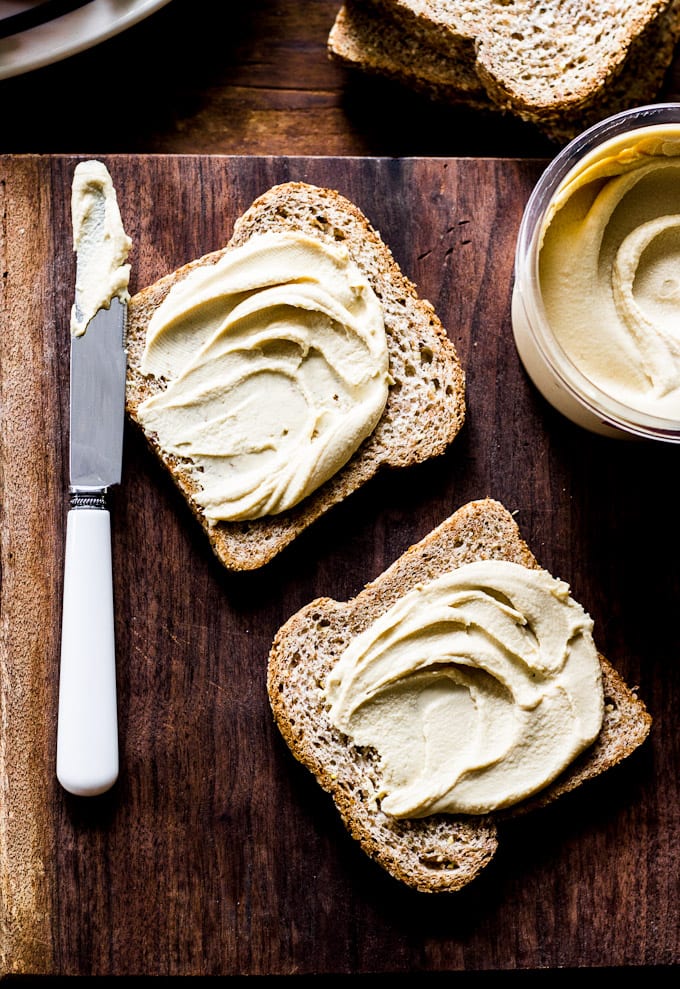 juicy tomato + hummus tartines | theclevercarrot.com