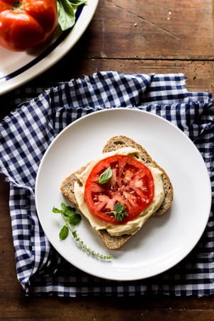 juicy tomato + hummus tartines | theclevercarrot.com