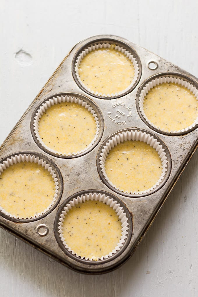 lemon poppy seed cornmeal muffins | theclevercarrot.com
