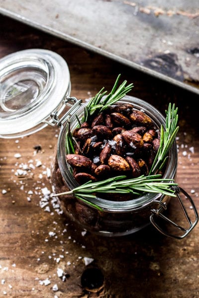 rosemary roasted almonds| theclevercarrot.com
