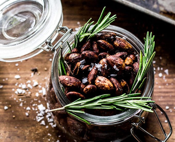 rosemary roasted almonds| theclevercarrot.com
