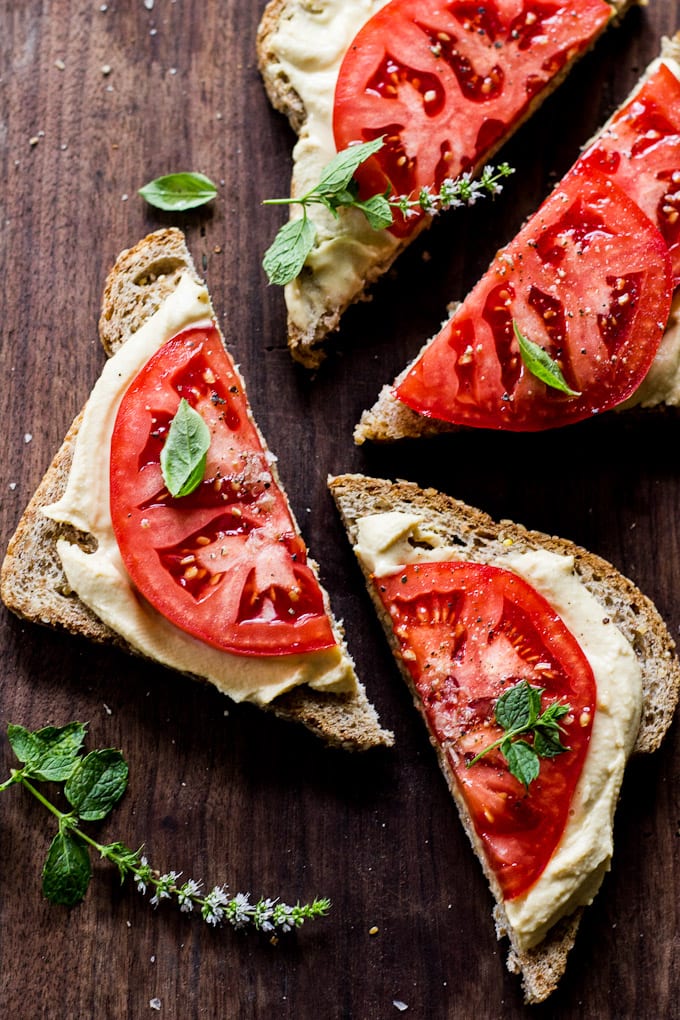 juicy tomato + hummus tartines | theclevercarrot.com