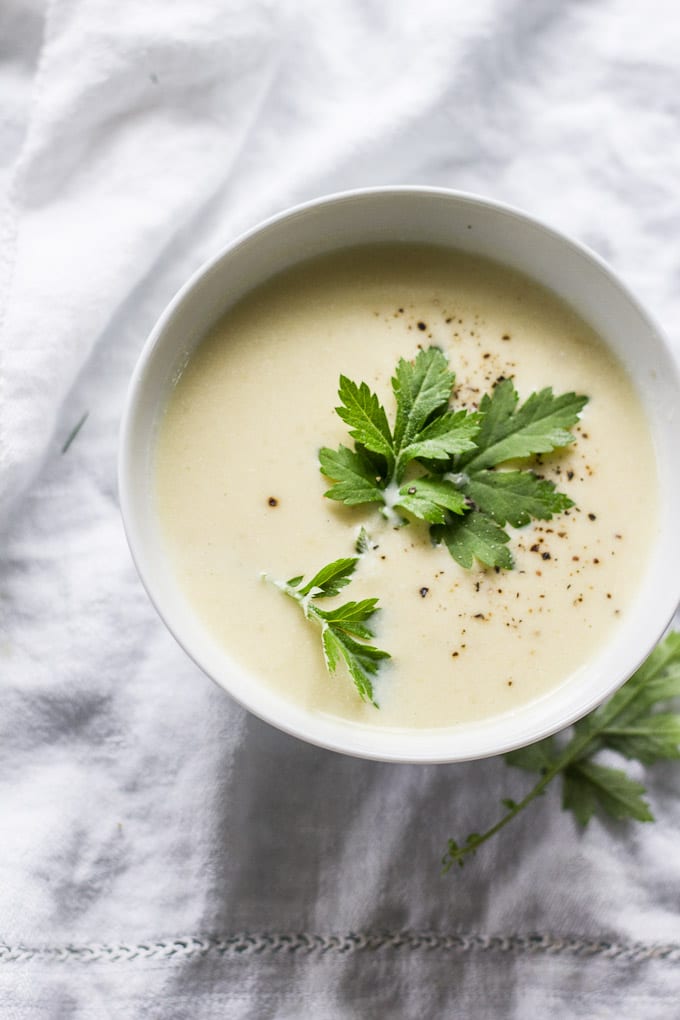 creamy potato leek soup | theclevercarrot.com