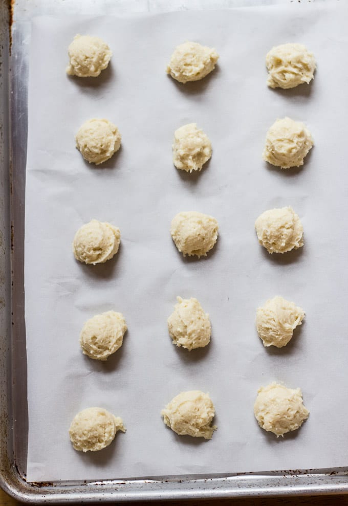 italian christmas ricotta cookies + a giveaway! |theclevercarrot.com