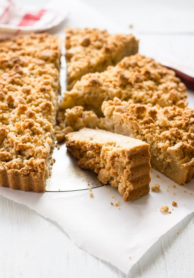 crust + crumble apple pie | theclevercarrot.com