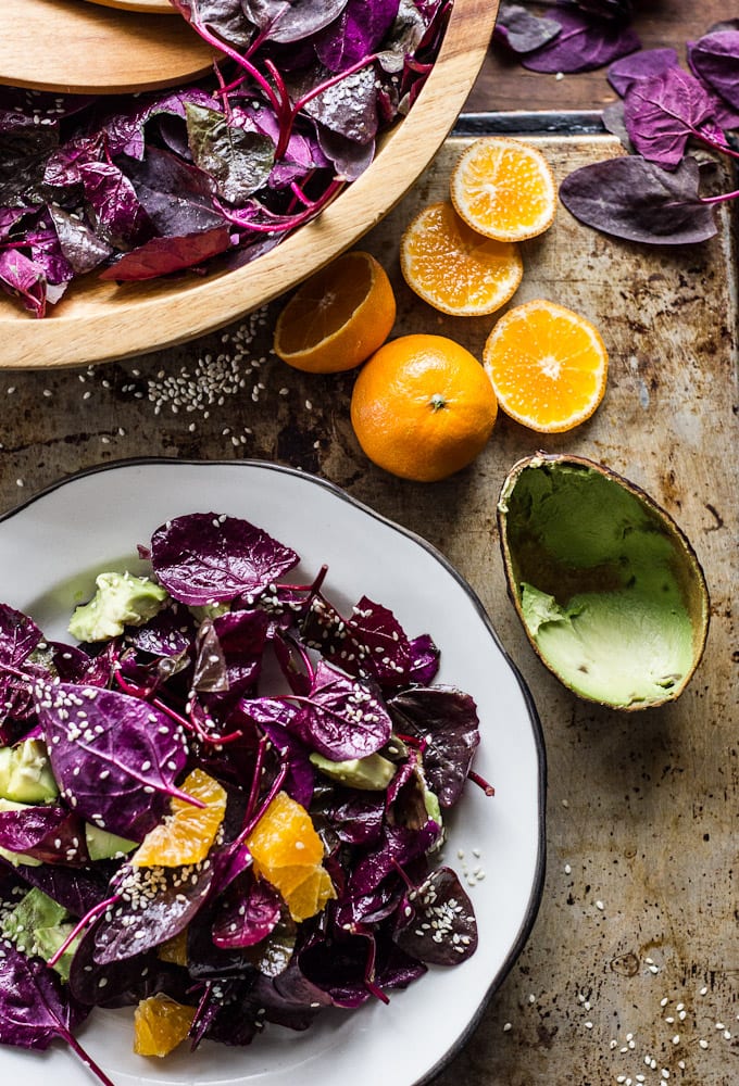 red heirloom spinach salad with soy-ginger vinaigrette | theclevercarrot.com