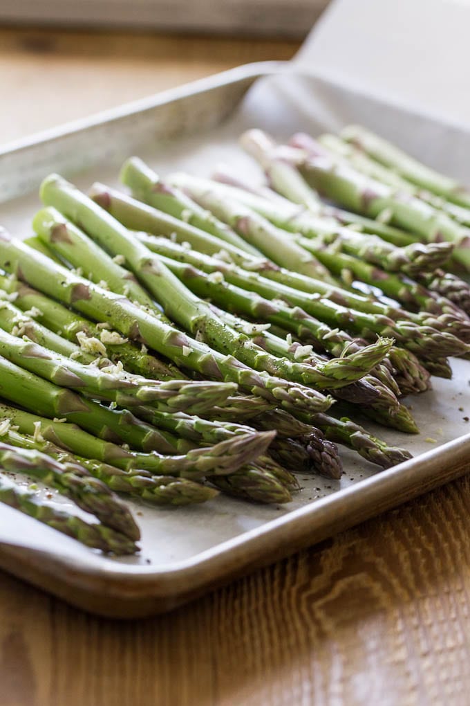 roasted garlic asparagus | theclevercarrot.com