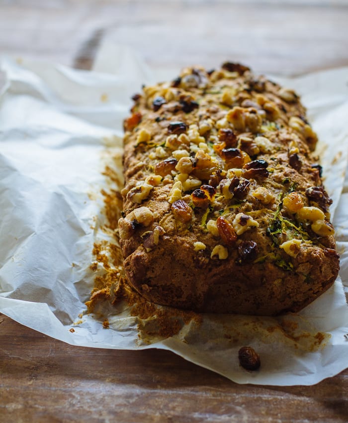 whole grain zucchini bread with honey & walnuts | theclevercarrot.com