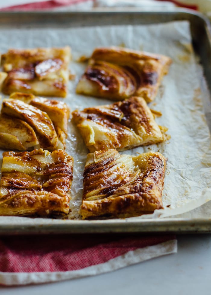 Easy Apple Tart with Puff Pastry | theclevercarrot.com