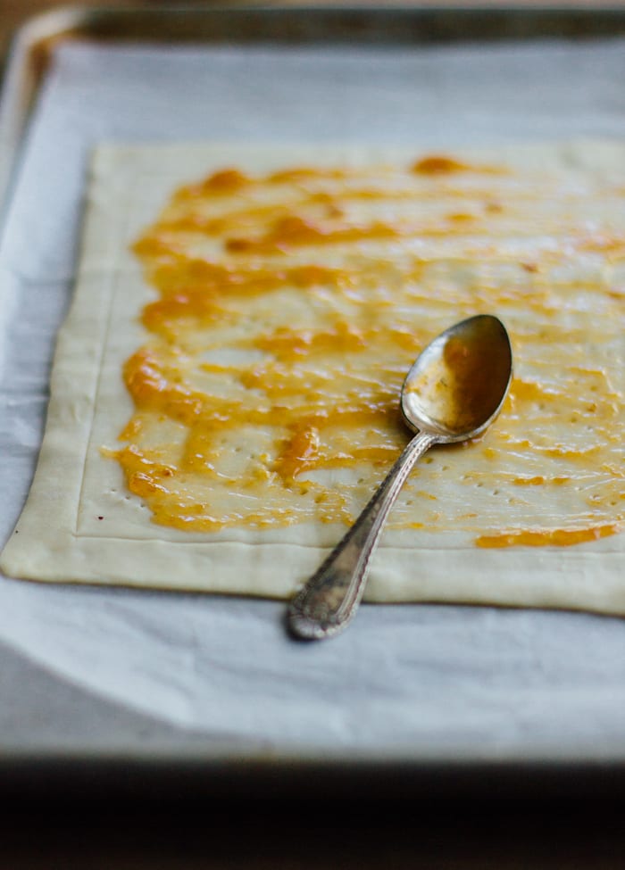 Easy Apple Tart with Puff Pastry | theclevercarrot.com