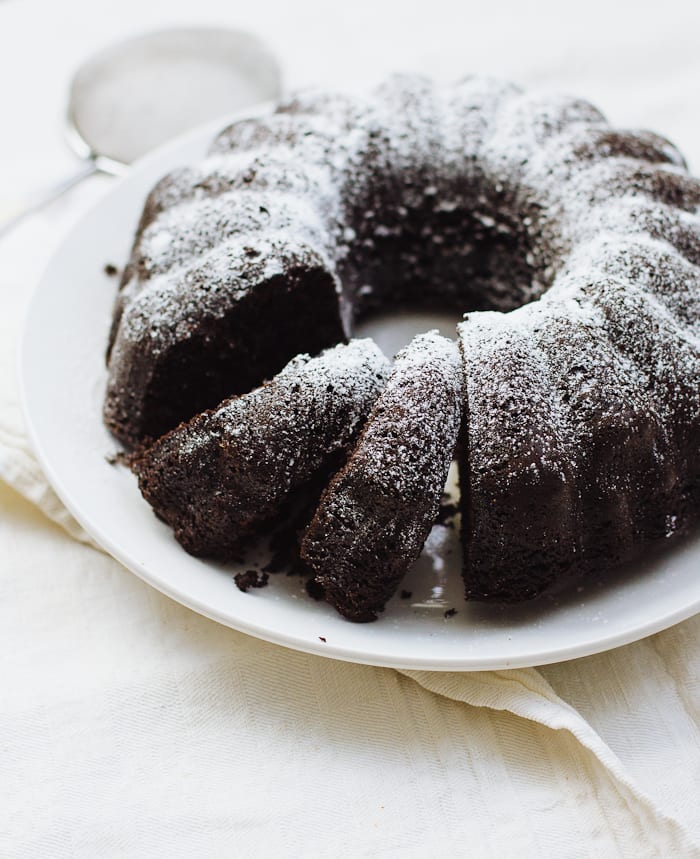 chocolate gingerbread bundt cake | theclevercarrot.com