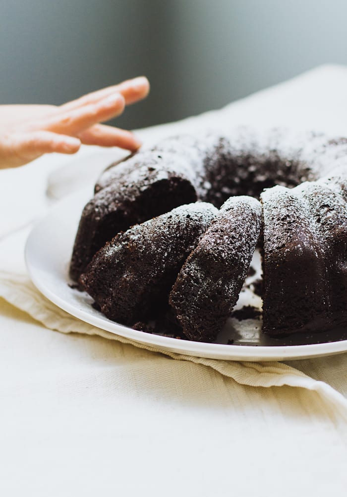 chocolate gingerbread bundt cake | theclevercarrot.com