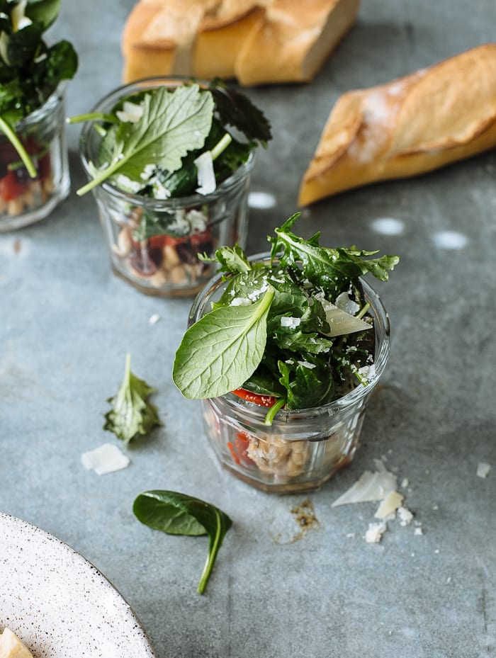 on the go: mediterranean kale salads in jars | theclevercarrot.com