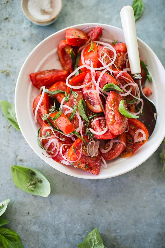 summer tomato salad with tangled herbs | theclevercarrot.com