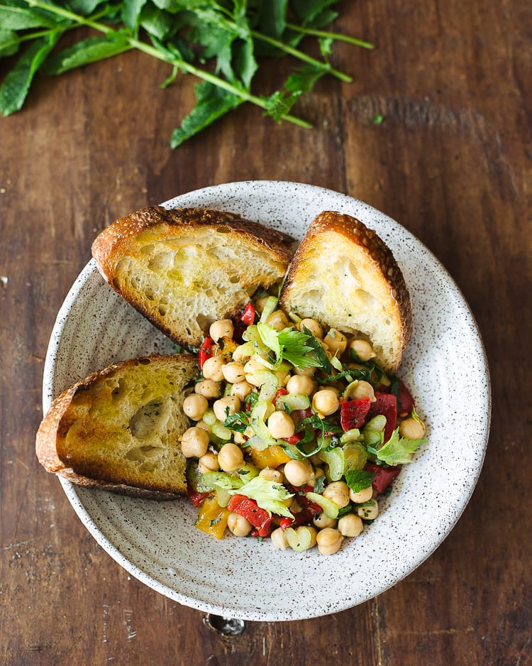 Chickpea & Roasted Red Pepper Salad | theclevercarrot.com