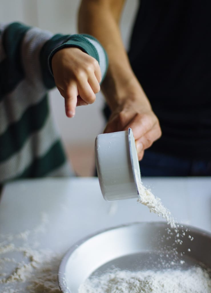 Mesure de la tasse avec la farine