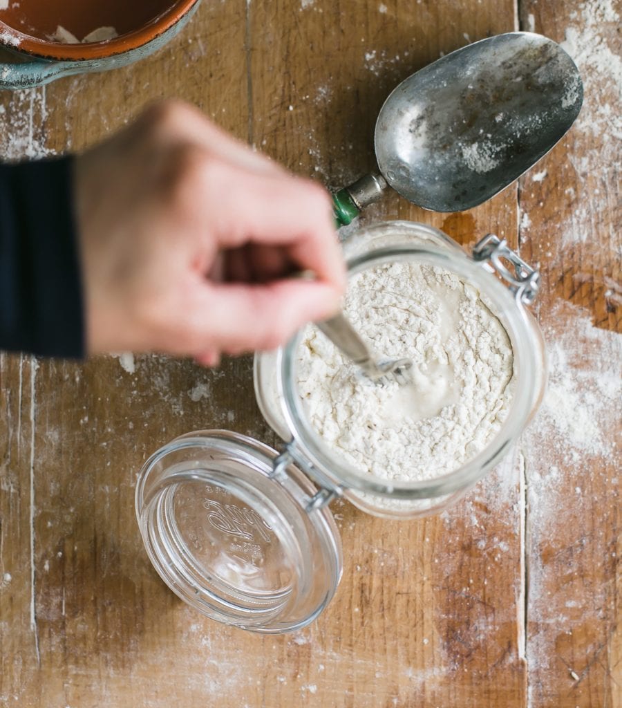 Alimentazione della pasta madre con farina | theclevercarrot.com