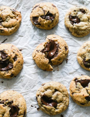 Sourdough Chocolate Chip Cookies | theclevercarrot.com