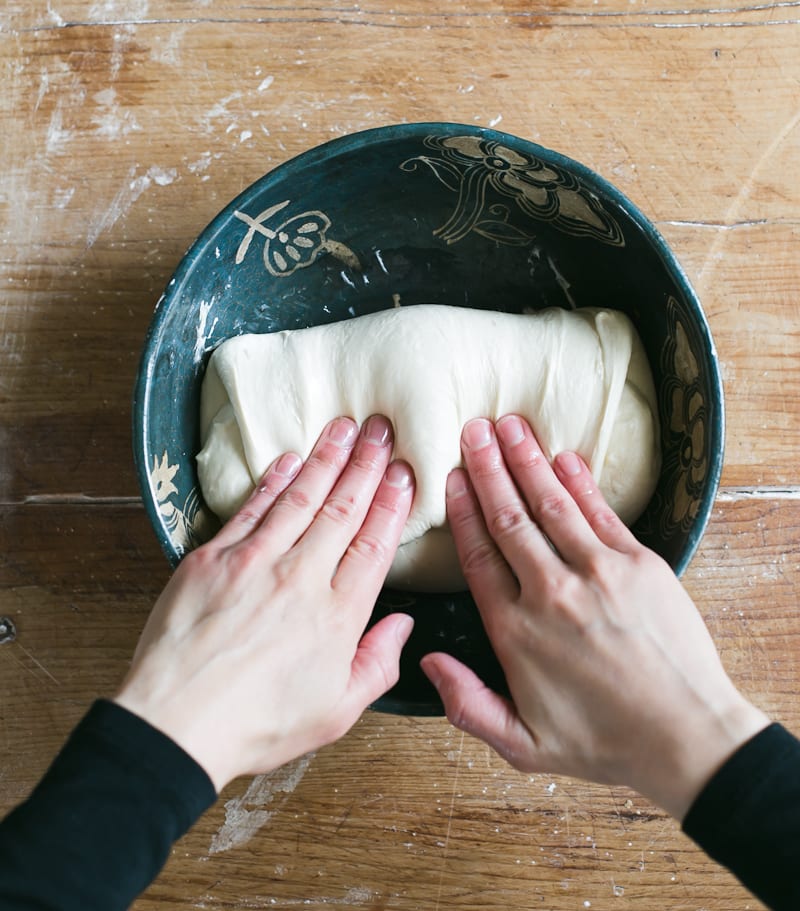 https://www.theclevercarrot.com/wp-content/uploads/2020/05/How-to-Stretch-and-Fold-Sourdough-2.jpg