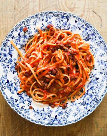 Pasta all"Amatriciana with crispy guanciale